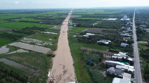 Ông Trần Bình An, Giám đốc Ban điều hành dự án cao tốc Mỹ An - Cao Lãnh cho biết: "Theo kế hoạch thi công, tổng nhu cầu đá xây dựng các loại còn thiếu của dự án khoảng 881.000m³. Vừa qua, Bộ Xây dựng đã có văn bản đề nghị UBND tỉnh An Giang xem xét tháo gỡ vướng mắc về nguồn vật liệu đá phục vụ thi công để đẩy nhanh tiến độ giải ngân dự án cao tốc".