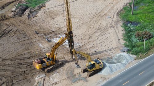 Theo ghi nhận của Báo Xây dựng sáng 9/7, sau gần 1 năm khởi công (tháng 7/2025) phần tuyến chính đã thành hình. Trên công trường hàng trăm công nhân, kỹ sư đang đồng loạt thi công nền đường, cầu vượt, cống để khớp nối toàn tuyến.