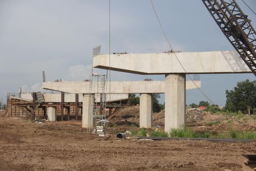 Kỹ sư Nguyễn Văn Thanh, Chỉ huy trưởng thi công (thuộc Tập đoàn Thành Huy) cho biết: Đến nay tiến độ cầu Trà Bông đạt 60%, vượt tiến độ so với kế hoạch. "Trên công trường nhà thầu đang gấp rút triển khai đúc dầm, dự kiến ngày 15/7 sẽ lao lắp dầm cầu vượt băng ngang tuyến quốc lộ N2", anh Thanh thông tin.