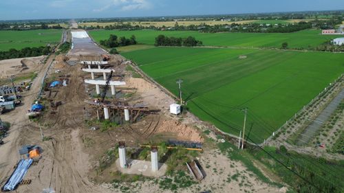 Tại nút giao với đường N2, nhiều trụ cầu Trà Bông đã làm xong, sẵn sàng lao lắp dầm cầu.