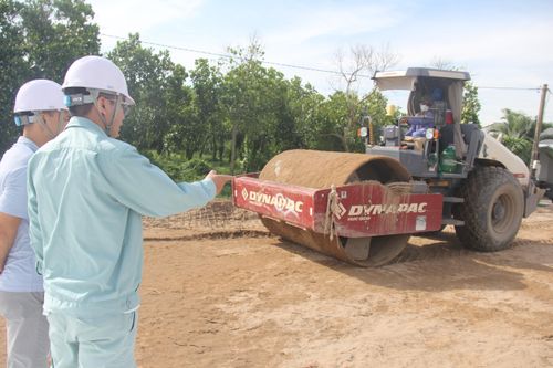 Theo Ban điều hành cao tốc Mỹ An - Cao Lãnh, đến cuối tháng 6, tiến độ dự án đạt gần 20%, mặt bằng tuyến chính đã được bàn giao 99,94% (hiện còn 1 hộ tại nút giao đường 846 chưa thống nhất bàn giao), vướng đường điện 250kV tại nút giao An Bình, dự kiến sẽ hoàn thành di dời xong trong tháng 7 này.