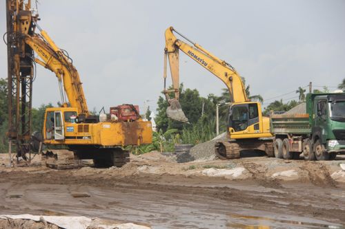 Kỹ sư Phạm Ngọc Bình, Chỉ huy trưởng thi công mũi 1 thi công cầu (thuộc nhà thầu VNCN E&amp;C) cho biết, hiện nhà thầu đang khoan cọc nhồi mố M1, trụ T2, T3 và triển khai đổ bê tông các trụ mố, cầu. “Khi thời tiết thuận lợi chúng tôi tăng ca, kíp đổ bê tông mố, trụ cầu kể cả vào ban đêm để đẩy nhanh tiến độ", anh Bình nói.