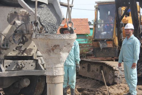 Tại công trường cầu Kênh Tư mới nhà thầu đang đồng loạt thi công đổ bê tông móng, mố cầu.