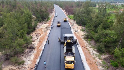 Quảng Ngãi tăng tốc đầu tư đường ven biển Dung Quất - Sa Huỳnh. (Ảnh: Lê Danh).
