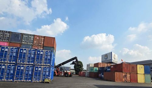Hoạt động xuất khẩu tại cảng Thốt Nốt, TP Cần Thơ.