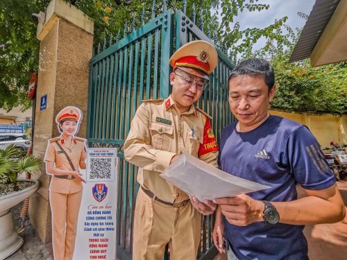 Cán bộ hướng dẫn thủ tục ngay từ cửa trụ sở, ảnh tại Đội CSGT đường bộ số 1