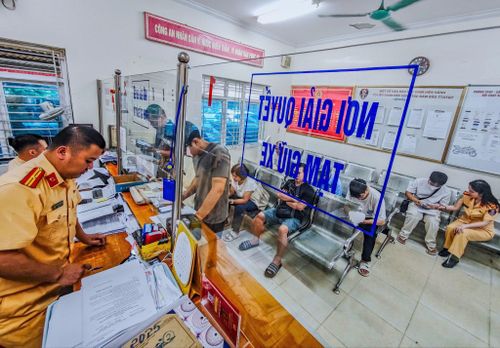 Đã cuối giờ làm việc sáng, người dân đến làm thủ tục vẫn khá đông, ảnh ghi nhận tại Đội CSGT đường bộ số 4, trưa 8/7