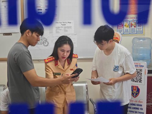 Nữ cán bộ hướng dẫn người dân nộp phạt vi phạm hành chính trên dịch vụ công