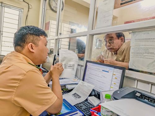 Cán bộ xử lý hướng dẫn người dân tra cứu, xử lý phạt nguội