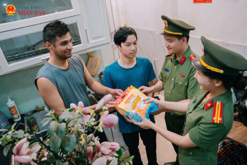 Đoàn công tác thăm hỏi, động viên người nước ngoài không thể về nước do ảnh hưởng của chiến sự.