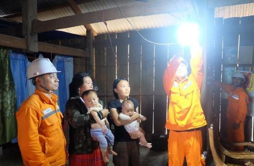 Người dân chứng kiến ánh điện được thắp sáng trong mỗi gia đình.