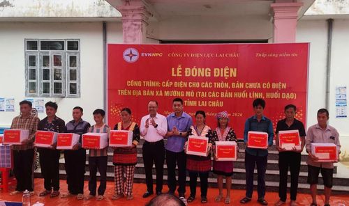 Lãnh đạo UBND tỉnh Lai Châu tặng quà cho người dân 2 bản tại buổi lễ.