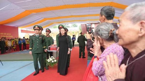 Người dân trên địa bàn xã Bát Xát tỉnh Lào Cai và đại diện lãnh đạo tỉnh tiễn đưa các liệt sĩ về nơi an nghỉ cuối cùng.