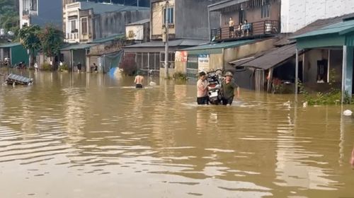 Nước ngập sâu vào trong nhà của người dân ở Lào Cai.