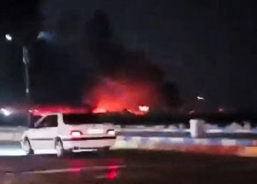 Hỏa hoạn bùng phát tại Bandar Abbas sau đợt tập kích mới nhất. Ảnh: Reuters