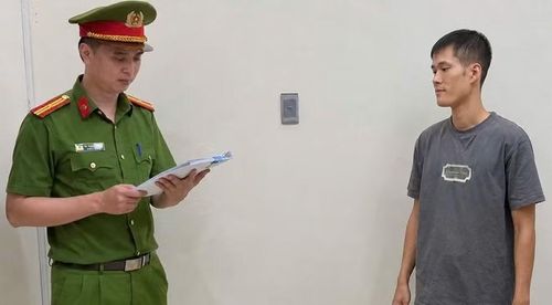 Công an tỉnh Ninh Bình đã khởi tố Nguyễn Xuân Hoàng về tội buôn bán hàng giả, thu giữ 702 sản phẩm giả mạo trị giá hơn 304 triệu đồng