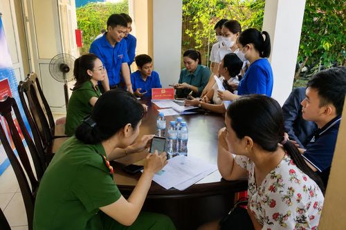 Công an xã hướng dẫn bà con tránh bị lừa đảo trên không gian mạng.