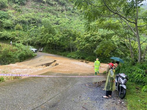  Lực lượng Công an căng dây, cảnh báo người dân khu vực Cầu tràn tại Km39+600, Tỉnh lộ 154 (xã Mường Khương) ngập sâu sau mưa lớn, nước chảy xiết khiến các phương tiện không thể lưu thông. 