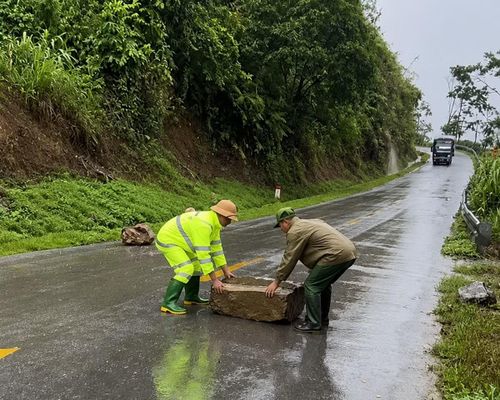  Công an xã Mường Khương phối hợp Đội Cảnh sát giao thông đường bộ số 1 dọn dẹp đất đá, cây đổ và căng dây cảnh báo tại các điểm sạt lở trên Quốc lộ 4D. 