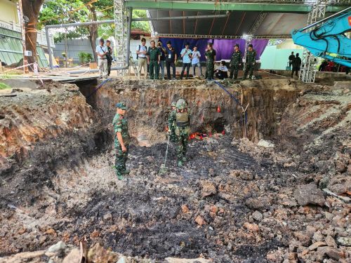 Cán bộ chiến sĩ Đội tìm kiếm, quy tập hài cốt liệt sĩ dùng máy để dò tìm bom mìn có thể còn sót lại trong lớp đất, trước khi tiến hành việc đào tìm kiếm, quy tập hài cốt liệt sĩ…