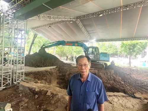 Bác sĩ Trần Văn Bản có mặt tại hiện trường tìm kiếm sáng 9/7.