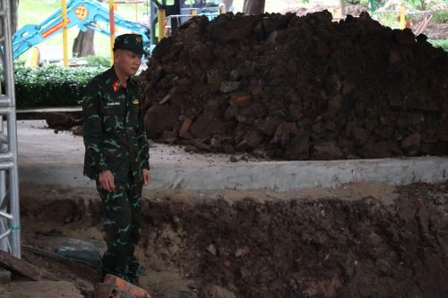 Trung tá Lê Ngọc Hà, Đội trưởng Đội Tìm kiếm, quy tập hài cốt liệt sĩ, tại hiện trường.