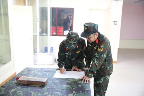 Cán bộ chiến sĩ Đội tìm kiếm, quy tập hài cốt liệt sĩ thảo luận các phương án tìm kiếm...