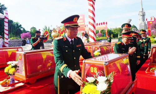 Các đại biểu dự lễ truy điệu, an táng hài cốt liệt sĩ.