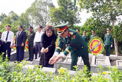 Đồng chí Nguyễn Thị Hồng, Phó Chủ tịch Quốc hội cùng các đại biểu thực hiện nghi thức truy điệu, an táng hài cốt liệt sĩ.