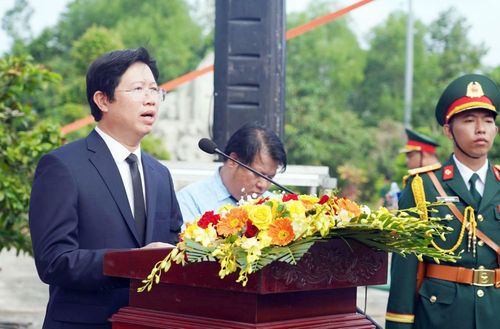 Đồng chí Huỳnh Minh Tuấn, Phó Chủ tịch UBND tỉnh Đồng Tháp đọc điếu văn truy điệu.