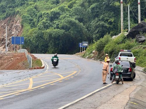 Cảnh sát giao thông phân luồng, hướng dẫn người dân lưu thông an toàn trên đường.