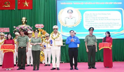 Đại tá Nguyễn Thị Hải Yến, Phó Giám đốc Công an tỉnh Vĩnh Long trao Giải thưởng “Gương mặt trẻ Công an Vĩnh Long tiêu biểu” cho Đại úy Sơn Hoàng Nam.