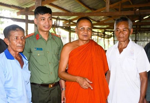 Đại úy Lâm Sa Rai tiếp xúc người có uy tín để nắm tình hình và tuyên truyền pháp luật.