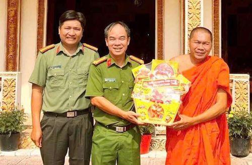 Thiếu tá Nguyễn Thanh Lượng thăm, tặng quà các chùa Khmer trên địa bàn.