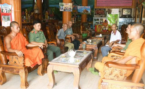 Thiếu tá Nguyễn Thanh Lượng tiếp xúc tranh thủ người có uy tín trên địa bàn.