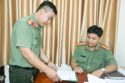 Thiếu tá Nguyễn Thanh Lượng, Phó trưởng Công an phường Đông Thành hướng dẫn cán bộ thực hiện nhiệm vụ.