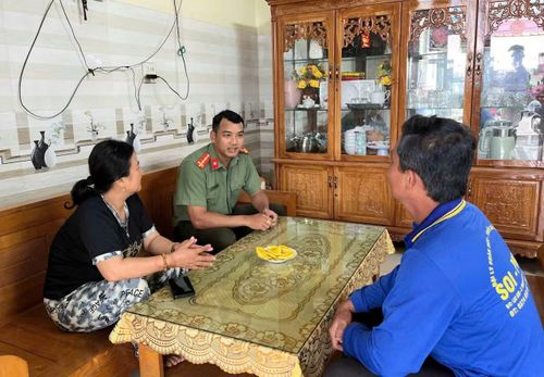 Đại úy Sơn Hoàng Nam dành nhiều thời gian xuống địa bàn, góp phần giữ bình yên ở cơ sở.