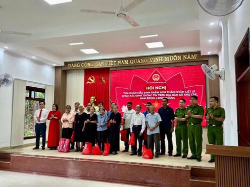 Công an và chính quyền địa phương tặng quà cho thân nhân các liệt sĩ đến lấy mẫu tại xã miền núi Khe Tre, TP Huế.