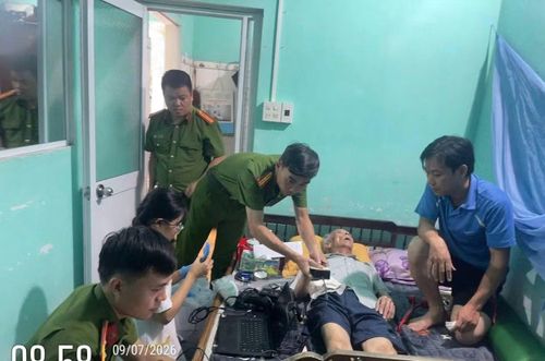 Nhiều trường hợp già yếu được lực lượng Công an phối hợp với đơn vị thu nhận mẫu đến tận nhà để lấy mẫu ADN.