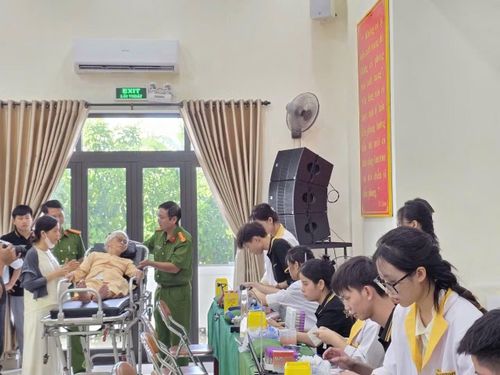 Lực lượng Công an động viên các thân nhân liệt sĩ trong quá trình chờ lấy mẫu sinh phẩm ADN.