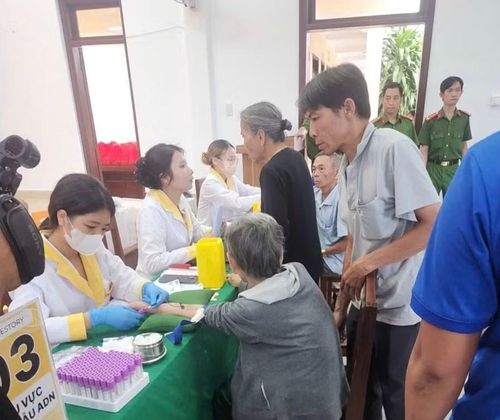 Thu nhận mẫu sinh phẩm ADN đối với thân nhân liệt sĩ tại các xã miền núi tại cụm tập trung xã Khe Tre.