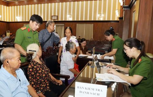 Nhiều cán bộ đã không quản ngày nghỉ, tranh thủ ngoài giờ hành chính để bảo đảm không bỏ sót bất kỳ trường hợp đủ điều kiện tham gia.
