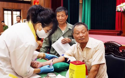 Ông Nguyễn Đức Ích lấy mẫu sinh phẩm ADN.