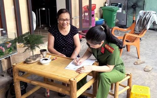 Với phương châm "đi từng ngõ, gõ từng nhà, rà từng trường hợp", cán bộ Công an cơ sở đã trực tiếp đến từng hộ gia đình có thân nhân liệt sĩ để cập nhật thông tin, giải thích ý nghĩa của việc xây dựng Cơ sở dữ liệu ADN quốc gia.