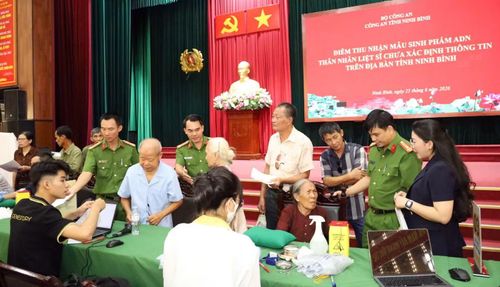 Nhiều người đã ngoài 80, sức khỏe yếu nhưng vẫn cố gắng đến điểm lấy mẫu. Có gia đình phải đi hàng chục cây số để tham gia.
