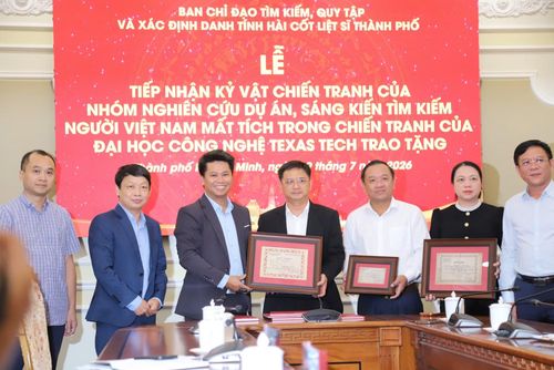 Lãnh đạo Ban Chỉ đạo tìm kiếm, quy tập và xác định danh tính hài cốt liệt sĩ TP Hồ Chí Minh tiếp nhận kỷ vật và hồ sơ liệt sĩ do Đại học Texas Tech trao tặng.