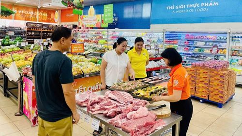 Nguồn cung hàng hóa tại các siêu thị dồi dào, giá cả cơ bản ổn định.