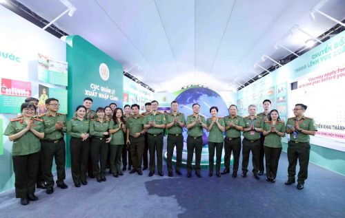 Thứ trưởng Phạm Thế Tùng cùng các đại biểu tham quan khu trưng bày các thành tựu của lực lượng An ninh nhân dân.