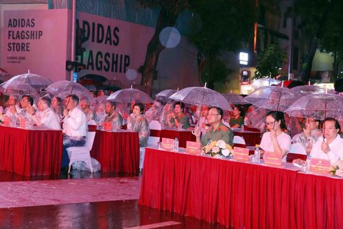 Các đại biểu dự lễ khai mạc.