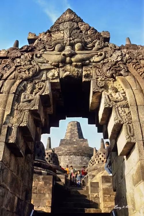 Cổng Kala gần đỉnh đại bảo tháp Borobudur (thế kỷ VIII-IX). Theo biểu tượng học Phật giáo Java, bước qua cổng Kala là vượt khỏi “thời gian”, tiến gần đến chân lý tối hậu - Arūpa (vô sắc, vượt ngoài mọi hình tướng). (Ảnh: Benoy K. Behl)